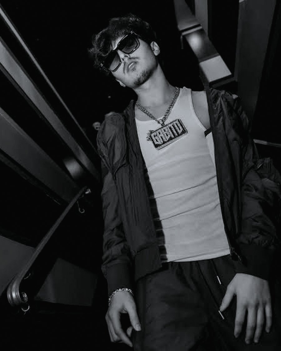 Retrato editorial en blanco y negro de Gabito Ballesteros