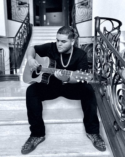 Retrato editorial en blanco y negro de El de la Guitarra