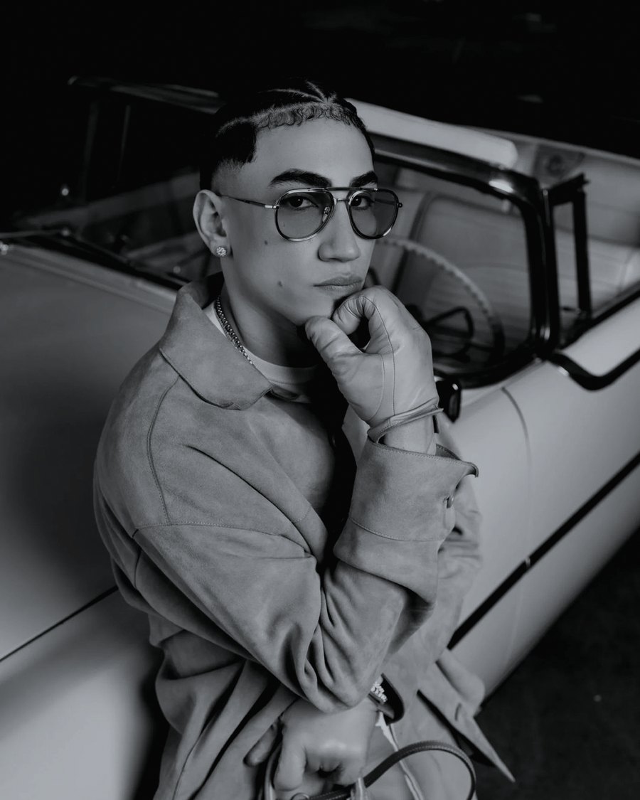 Retrato editorial en blanco y negro de Omar Courtz