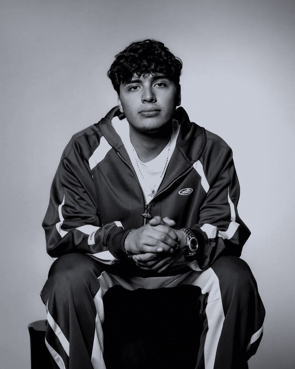 Retrato editorial en blanco y negro de Jimmy Guzmán