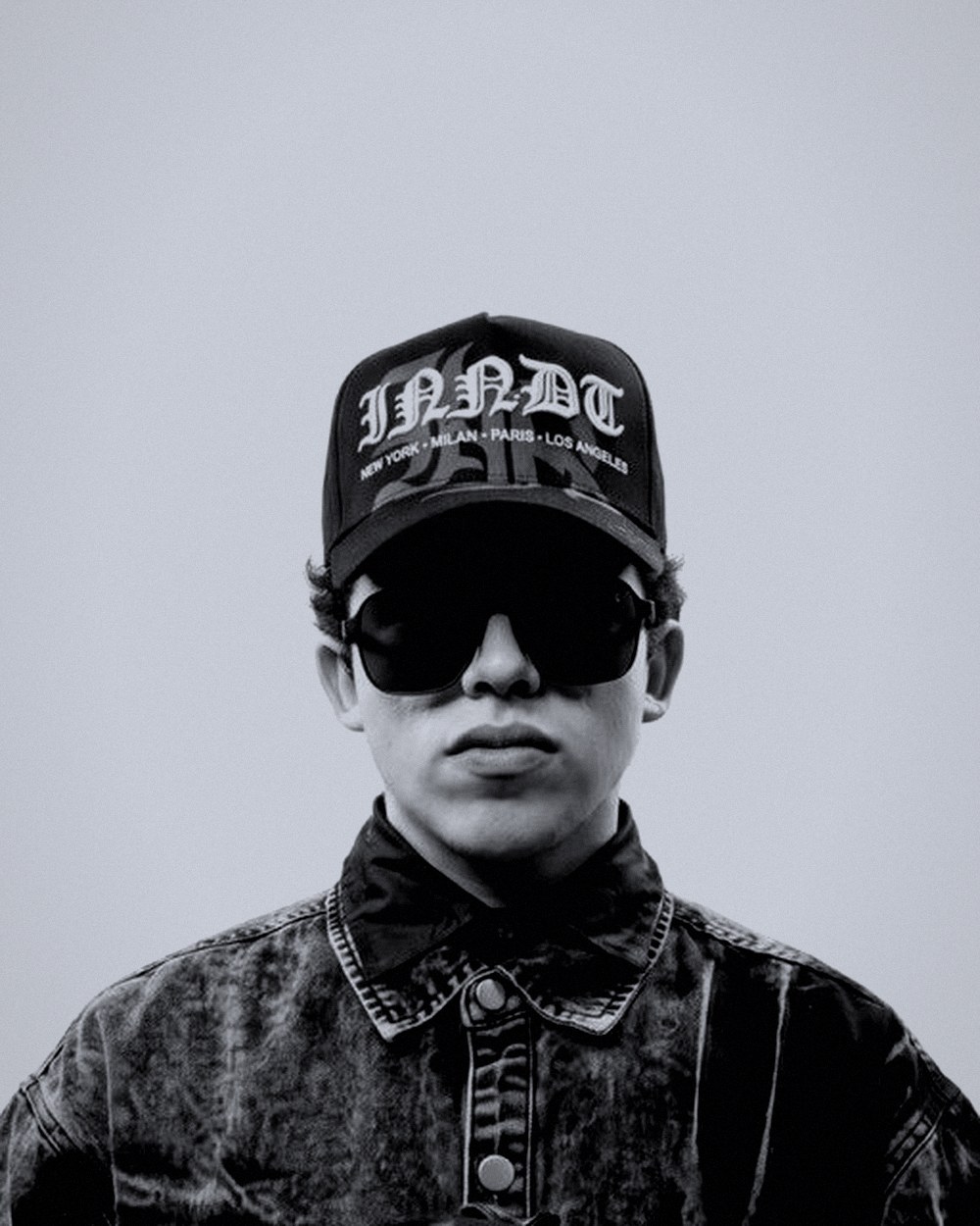 Retrato editorial en blanco y negro de Omar Camacho
