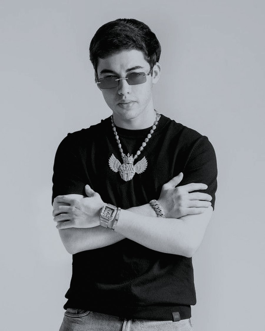 Retrato editorial en blanco y negro de Kevin AMF