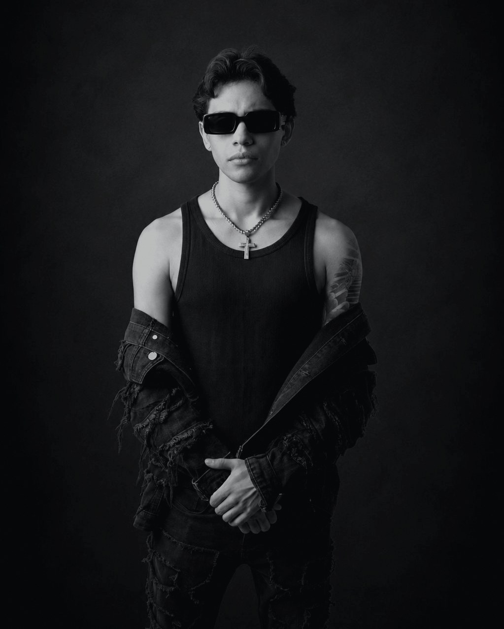 Retrato editorial en blanco y negro de Alex G